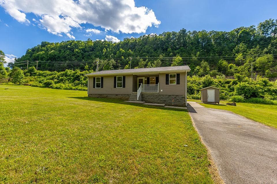 566 Lantern Way, Frenchburg, KY 40322