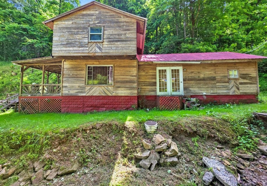 6728 Straight Hollow Road, McVeigh, KY 41555